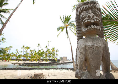 Geschnitzten Tiki Götter im Puuhonua O Honaunau (Stadt der Zuflucht) National Park, big Island von Hawaii Stockfoto