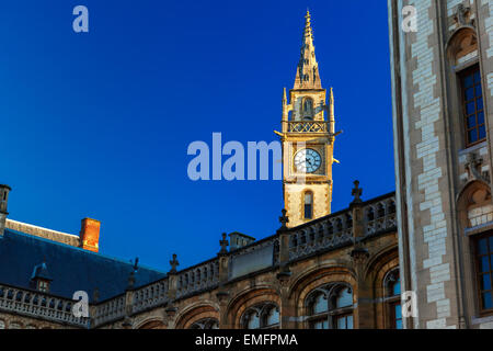 Uhrturm am Kai Graslei innerorts Ghent, Belgien Stockfoto