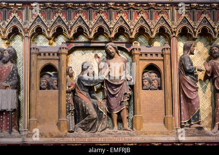Mittelalterliche Holzskulptur auf dem Chor Bildschirm in Notre Dame de Paris zeigt die biblische Szene der "Ungläubige Thomas" Stockfoto