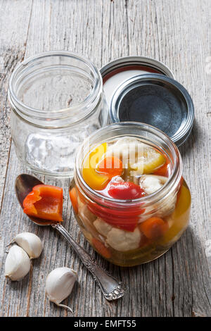 Heimat bewahren Mischgemüse durch Beizen Glas einmachen Gläser Stockfoto