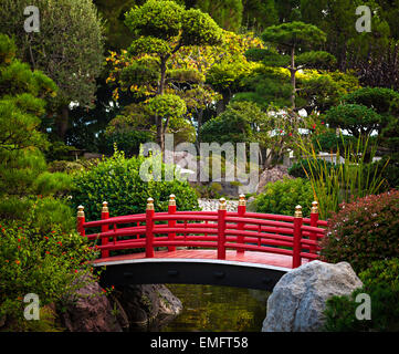Rote Brücke über den Teich im japanischen Garten. Monte Carlo, Monaco. Stockfoto