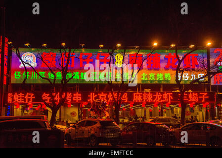rote Zeichen in Restaurants in Peking Stockfoto