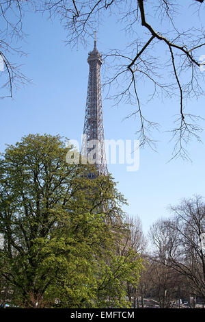 Blick auf die spektakulären Eiffelturm über die Ufer am rechten Ufer aus gesehen. Paris. Stockfoto