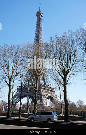 Blick auf die spektakulären Eiffelturm über die Ufer am rechten Ufer aus gesehen. Paris. Stockfoto