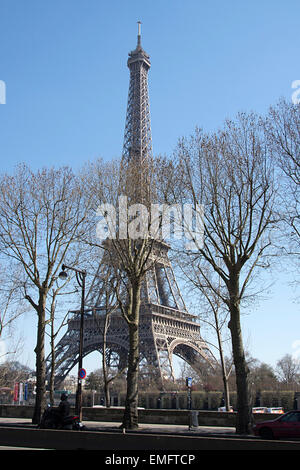 Blick auf die spektakulären Eiffelturm über die Ufer am rechten Ufer aus gesehen. Paris. Stockfoto