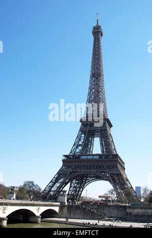 Blick auf die spektakulären Eiffelturm über die Ufer am rechten Ufer aus gesehen. Paris. Stockfoto