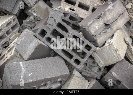 Ein Berg von Beton Ziegel in loser Schüttung angeordnet. Stockfoto