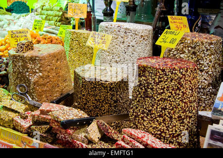 Türkische Süßigkeiten, getrockneten Früchten und Nüssen in einem Stall zeigen Stockfoto