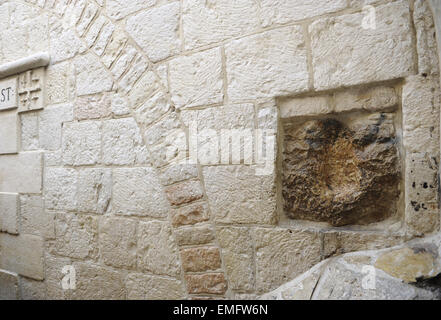 Israel. Jerusalem. Altstadt. Altstadt. V-Station. Ort der Begegnung zwischen Jesus und Simon von Kyrene, der Mann, der das Kreuz Christi auf dem Kalvarienberg durchgeführt. Detail des Steins aus 1. Jahrhundert, wo es heißt, dass Jesus den Druck seiner Hand verließ. Stockfoto