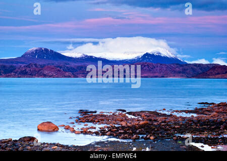 Blick über Gruinard Bay von Mellon Udrigle, Laide, Wester Ross, Schottland mit rosa und blauen Sonnenuntergang Stockfoto