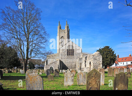 Eine Ansicht des Priorat St Mary mit klösterlichen Ruinen in Bungay, Suffolk, England, Vereinigtes Königreich. Stockfoto