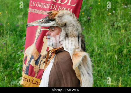 Rom, Italien. 19. April 2015. Commissio Feriarum, Eröffnung der Feierlichkeiten der Stiftung von Rom im Circus Maximus mit dem Ritual der Feuer-. © Davide Fracassi/Pacific Press/Alamy Live-Nachrichten Stockfoto