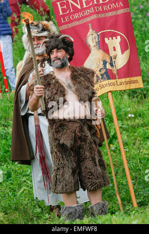 Rom, Italien. 19. April 2015. Commissio Feriarum, Eröffnung der Feierlichkeiten der Stiftung von Rom im Circus Maximus mit dem Ritual der Feuer-. © Davide Fracassi/Pacific Press/Alamy Live-Nachrichten Stockfoto