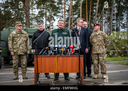 Lviv, Ukraine. 20. April 2015. Petro Poroshenko, der ukrainische Präsident spricht bei der Eröffnungsfeier des Ukrainisch-US Übung furchtlosen Wächter am internationalen Friedenssicherung und Sicherheit, Yavoriv, Lviv Region Centre, Ukraine. Foto © Oleksandr Rupeta/Alamy Live News Bildnachweis: Oleksandr Rupeta/Alamy Live-Nachrichten Stockfoto