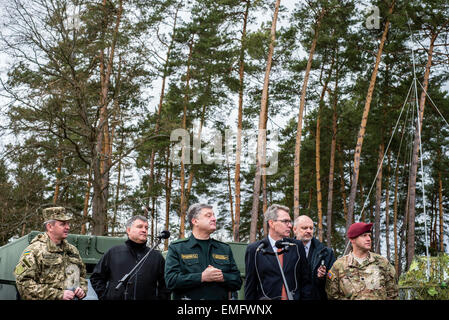 Lviv, Ukraine. 20. April 2015. Petro Poroshenko, der ukrainische Präsident spricht bei der Eröffnungsfeier des Ukrainisch-US Übung furchtlosen Wächter am internationalen Friedenssicherung und Sicherheit, Yavoriv, Lviv Region Centre, Ukraine. Foto © Oleksandr Rupeta/Alamy Live News Bildnachweis: Oleksandr Rupeta/Alamy Live-Nachrichten Stockfoto