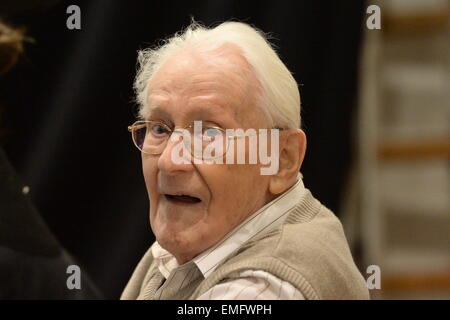 Lüneburg, Deutschland. 21. April 2015. Beklagten Oskar Groening nimmt seinen Platz in den Gerichtssaal in Lüneburg, 21. April 2015. 70 Jahre nach dem Zusammenbruch des NS-Regimes, 93 - Jahre alten wird ehemaligen SS-Mitglied Oskar Groening vor Gericht gestellt werden. Der Mann wird vorgeworfen, als Zubehör zum Mord in mindestens 300000 Fällen handeln. Bildnachweis: Dpa picture Alliance/Alamy Live News Stockfoto