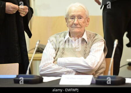 Lüneburg, Deutschland. 21. April 2015. Beklagten Oskar Groening nimmt seinen Platz in den Gerichtssaal in Lüneburg, 21. April 2015. 70 Jahre nach dem Zusammenbruch des NS-Regimes, 93 - Jahre alten wird ehemaligen SS-Mitglied Oskar Groening vor Gericht gestellt werden. Der Mann wird vorgeworfen, als Zubehör zum Mord in mindestens 300000 Fällen handeln. Bildnachweis: Dpa picture Alliance/Alamy Live News Stockfoto