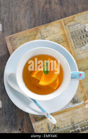 Orangen Tee in Tasse mit Blatt Minze Stockfoto
