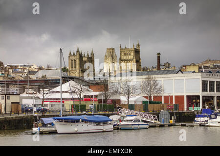 Blick auf den Dom und die das Wills Memorial Building von schwimmenden Hafen, Stadt Bristol, UK Stockfoto