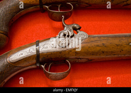 Alte hölzerne Waffe isoliert auf rotem Hintergrund, Caceres, Spanien Stockfoto