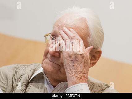 Lüneburg, Deutschland. 21. April 2015. Beklagten Oskar Groening nimmt seinen Platz in den Gerichtssaal in Lüneburg, 21. April 2015. 70 Jahre nach dem Zusammenbruch des NS-Regimes, 93 - Jahre alten wird ehemaligen SS-Mitglied Oskar Groening vor Gericht gestellt werden. Der Mann wird vorgeworfen, als Zubehör zum Mord in mindestens 300000 Fällen handeln. Bildnachweis: Dpa picture Alliance/Alamy Live News Stockfoto