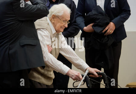 Lüneburg, Deutschland. 21. April 2015. Beklagten Oskar Groening kommt in den Gerichtssaal in Lüneburg, 21. April 2015. 70 Jahre nach dem Zusammenbruch des NS-Regimes, 93 - Jahre alten wird ehemaligen SS-Mitglied Oskar Groening vor Gericht gestellt werden. Der Mann wird vorgeworfen, als Zubehör zum Mord in mindestens 300000 Fällen handeln. Bildnachweis: Dpa picture Alliance/Alamy Live News Stockfoto