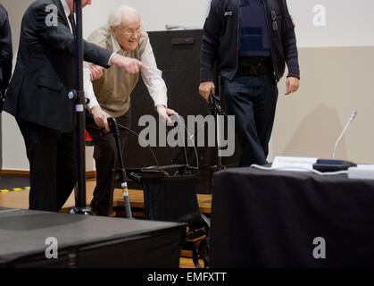 Lüneburg, Deutschland. 21. April 2015. Beklagten Oskar Groening kommt in den Gerichtssaal in Lüneburg, 21. April 2015. 70 Jahre nach dem Zusammenbruch des NS-Regimes, 93 - Jahre alten wird ehemaligen SS-Mitglied Oskar Groening vor Gericht gestellt werden. Der Mann wird vorgeworfen, als Zubehör zum Mord in mindestens 300000 Fällen handeln. Bildnachweis: Dpa picture Alliance/Alamy Live News Stockfoto