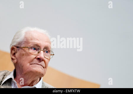 Lüneburg, Deutschland. 21. April 2015. Beklagten Oskar Groening nimmt seinen Platz in den Gerichtssaal in Lüneburg, 21. April 2015. 70 Jahre nach dem Zusammenbruch des NS-Regimes, 93 - Jahre alten wird ehemaligen SS-Mitglied Oskar Groening vor Gericht gestellt werden. Der Mann wird vorgeworfen, als Zubehör zum Mord in mindestens 300000 Fällen handeln. Bildnachweis: Dpa picture Alliance/Alamy Live News Stockfoto