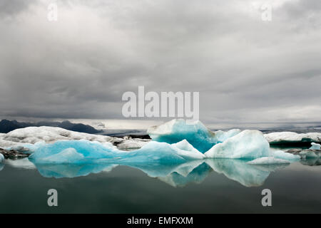 Über die Gletscherlagune Jökulsárlón, Island Eisblöcke und dunklen Himmel schweben. Stockfoto