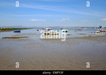 Kleine Boote in Morecambe Bay an einem sonnigen, ruhigen Tag im Frühling Stockfoto