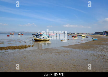 Kleine Boote in Morecambe Bay an einem sonnigen, ruhigen Tag im Frühling Stockfoto