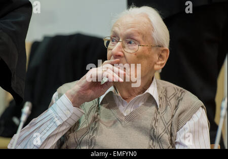 Lüneburg, Deutschland. 21. April 2015. Beklagten Oskar Groening nimmt seinen Platz in den Gerichtssaal in Lüneburg, 21. April 2015. 70 Jahre nach dem Zusammenbruch des NS-Regimes, 93 - Jahre alten wird ehemaligen SS-Mitglied Oskar Groening vor Gericht gestellt werden. Der Mann wird vorgeworfen, als Zubehör zum Mord in mindestens 300000 Fällen handeln. Bildnachweis: Dpa picture Alliance/Alamy Live News Stockfoto