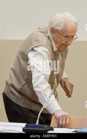 Lüneburg, Deutschland. 21. April 2015. Beklagten Oskar Groening kommt in den Gerichtssaal in Lüneburg, 21. April 2015. 70 Jahre nach dem Zusammenbruch des NS-Regimes, 93 - Jahre alten wird ehemaligen SS-Mitglied Oskar Groening vor Gericht gestellt werden. Der Mann wird vorgeworfen, als Zubehör zum Mord in mindestens 300000 Fällen handeln. Bildnachweis: Dpa picture Alliance/Alamy Live News Stockfoto