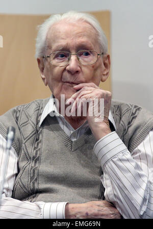 Lüneburg, Deutschland. 21. April 2015. Beklagten Oskar Groening nimmt seinen Platz in den Gerichtssaal in Lüneburg, 21. April 2015. 70 Jahre nach dem Zusammenbruch des NS-Regimes, 93 - Jahre alten wird ehemaligen SS-Mitglied Oskar Groening vor Gericht gestellt werden. Der Mann wird vorgeworfen, als Zubehör zum Mord in mindestens 300000 Fällen handeln. Bildnachweis: Dpa picture Alliance/Alamy Live News Stockfoto