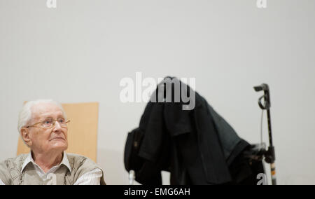 Lüneburg, Deutschland. 21. April 2015. Beklagten Oskar Groening nimmt seinen Platz in den Gerichtssaal in Lüneburg, 21. April 2015. 70 Jahre nach dem Zusammenbruch des NS-Regimes, 93 - Jahre alten wird ehemaligen SS-Mitglied Oskar Groening vor Gericht gestellt werden. Der Mann wird vorgeworfen, als Zubehör zum Mord in mindestens 300000 Fällen handeln. Bildnachweis: Dpa picture Alliance/Alamy Live News Stockfoto