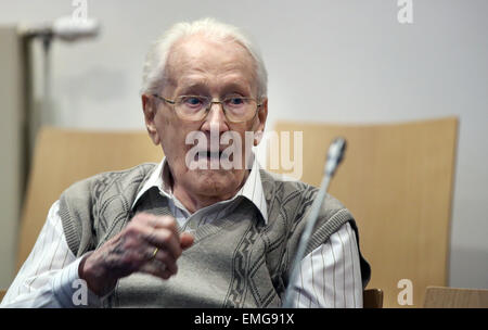 Lüneburg, Deutschland. 21. April 2015. Die Beklagte Oskar Groening nimmt seinen Platz in den Gerichtssaal in Lüneburg, 21. April 2015. 70 Jahre nach dem Zusammenbruch des NS-Regimes, 93 - Jahre alten wird ehemaligen SS-Mitglied Oskar Groening vor Gericht gestellt werden. Der Mann wird vorgeworfen, als Zubehör zum Mord in mindestens 300000 Fällen handeln. Bildnachweis: Dpa picture Alliance/Alamy Live News Stockfoto