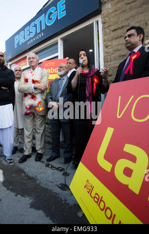 Bradford, West Yorkshire, Großbritannien, 20. April 2015. Ehemaligen Labour-Abgeordneter und Bürgermeister von London Ken Livingstone in Bradford Bradford West Kandidat Naz Shah zu unterstützen. Bild zeigt Naz Shah Adressierung Parteiaktivisten auf eine Straße treffen in Toller Lane, Bradford. Bildnachweis: West Yorkshire Bilder/Alamy Live-Nachrichten Stockfoto