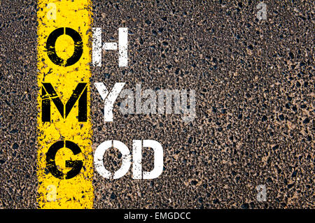 Chat Abkürzung OMG als Oh mein Gott. Gelbe Farbenlinie auf der Straße gegen Asphalt Hintergrund. Konzeptbild Stockfoto