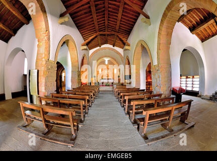 Spanien, Galicien: Innenraum der romanischen Kirche Santa Maria in O Cebreiro Real mit Weitwinkel-Perspektive Stockfoto