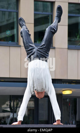 Statue eines Geschäftsmannes Durchführung einen Handstand von Guillaume Biji, 2008 Wuppertal, Nordrhein-Westfalen, Deutschland Stockfoto