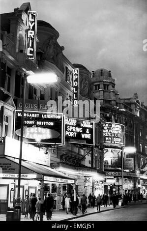 Gesamtansicht einer der Straßen in das Theater-Viertel von London West End in der Nacht, 10. Juli 1967. Stockfoto