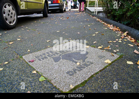 "Please in die Gosse, danke" gegen Hundekot Plakette auf einem Gehsteig, Wuppertal, Nordrhein-Westfalen, Deutschland Stockfoto