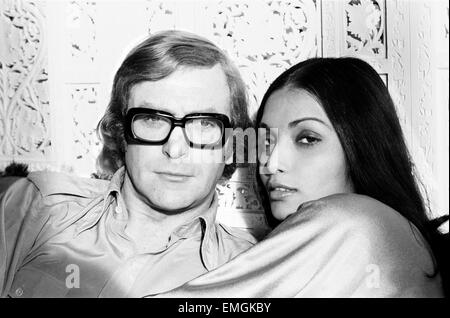 Schauspieler Michael Caine mit seiner neuen Frau Shakira in der östlichen Hochzeitssuite im Beverley Wiltshire Hotel in Beverly Hills, Kalifornien. 12. Januar 1973. Stockfoto