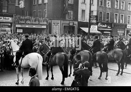 Montiert Polizei gesehen hier versucht, Kontrolle, die eine große Menschenmenge in Ridley Straße E8 gesammelt, nach dem ehemaligen faschistischer Führer Sir Oswald Mosley bei einer Kundgebung im Londoner East End angegriffen worden war. Er und Mitglieder seiner antisemitischen Blackshirt Gruppe wurden angegriffen und zu Boden gelocht, sobald seine Sitzung bei Ridley Road, Dalston eröffnet. Polizei schließt die Sitzung innerhalb der ersten drei Minuten und 54 Verhaftungen war einer der verhafteten Sir Oswald Sohn Max. 2. August 1962 Stockfoto