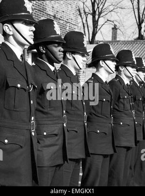 Londons erste schwarze Polizist P.C. Norwell Lionel Gumbs im Alter von 21 aus gesehen hier in seinem zweiten Trainingswoche in Hendon Polizeiakademie Bromley. 5. April 1967 Stockfoto