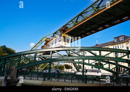 Zug auf die Schwebebahn artikuliert, ausgesetzt, Eisenbahn, Wuppertal, Nordrhein-Westfalen, Deutschland Stockfoto