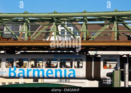 Zug auf die Schwebebahn artikuliert, ausgesetzt, Eisenbahn, Wuppertal, Nordrhein-Westfalen, Deutschland Stockfoto