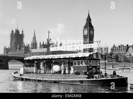 Eine schwimmende Shell Mex und BP-Tankstelle auf der Themse mit Big Ben und den Houses of Parliament im Hintergrund. 14. September 1951. Stockfoto