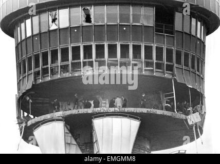 Blick auf die Schäden an der GPO-Turm im Zentrum von London zeigen zerbrochene Fenster und eine fehlende Wand nach einem IRA Bombenexplosion. 1. November 1971. Stockfoto