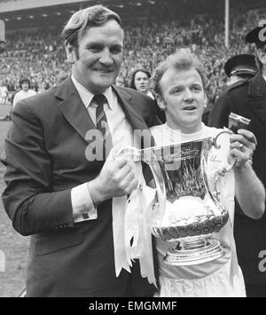 Billy Bremner Leeds United Kapitän mit Manager Don Revie hält den FA-Cup nach ihrer eine Null Sieg gegen Arsenal im FA-Cup-Finale. 6. Mai 1972 Stockfoto